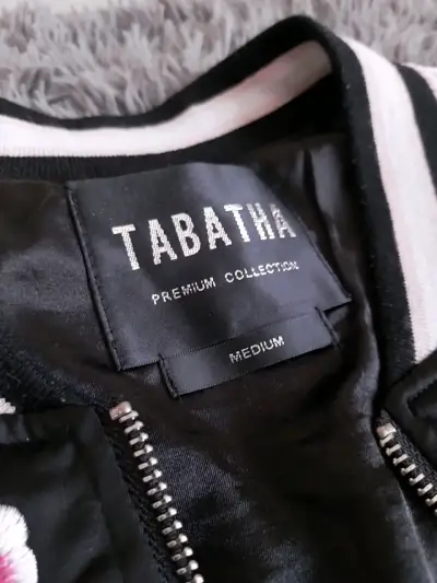 Chaqueta bomber bordada Tabatha negra y rosa - miniatura 4