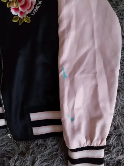 Chaqueta bomber bordada Tabatha negra y rosa - miniatura 5