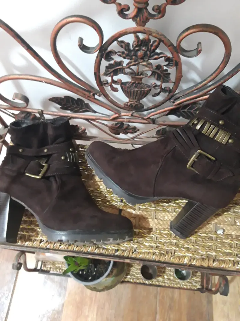 Botines de tacón alto marrones con hebillas - 1