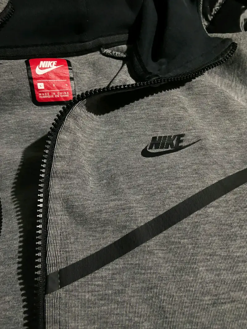 Polerón Nike tech gris con capucha y cierre - 1