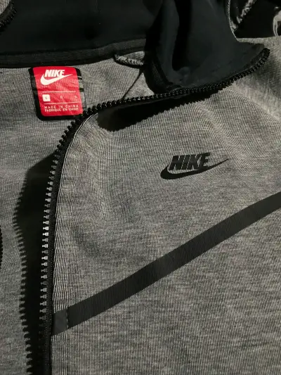 Polerón Nike tech gris con capucha y cierre - miniatura 1