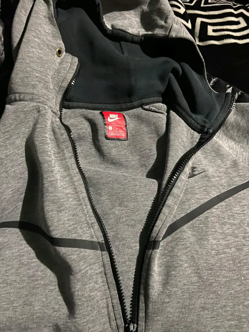 Polerón Nike tech gris con capucha y cierre - 3