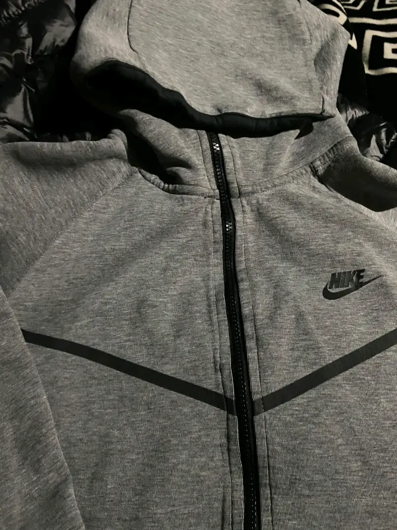 Polerón Nike tech gris con capucha y cierre - 4