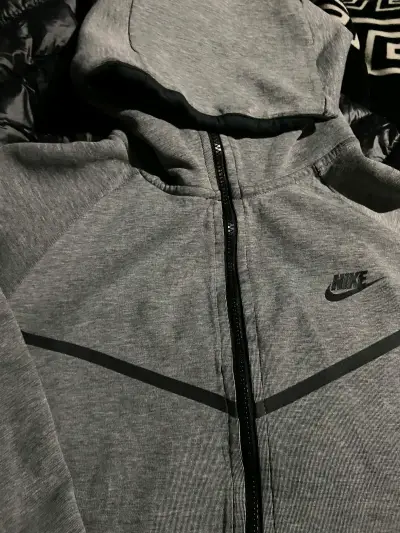 Polerón Nike tech gris con capucha y cierre - miniatura 4