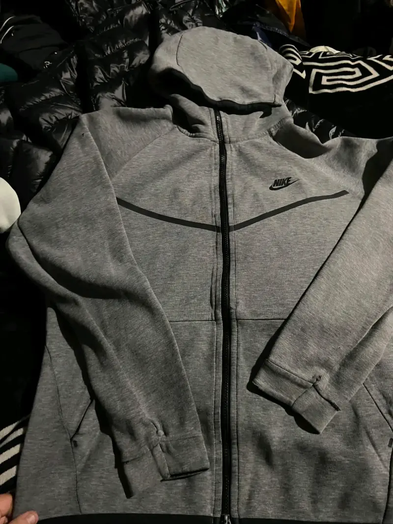 Polerón Nike tech gris con capucha y cierre - 5