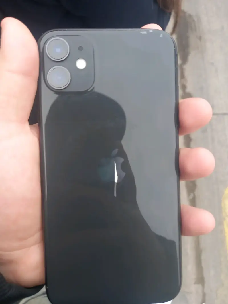 iPhone 11 en buen estado con batería al 100% - 1