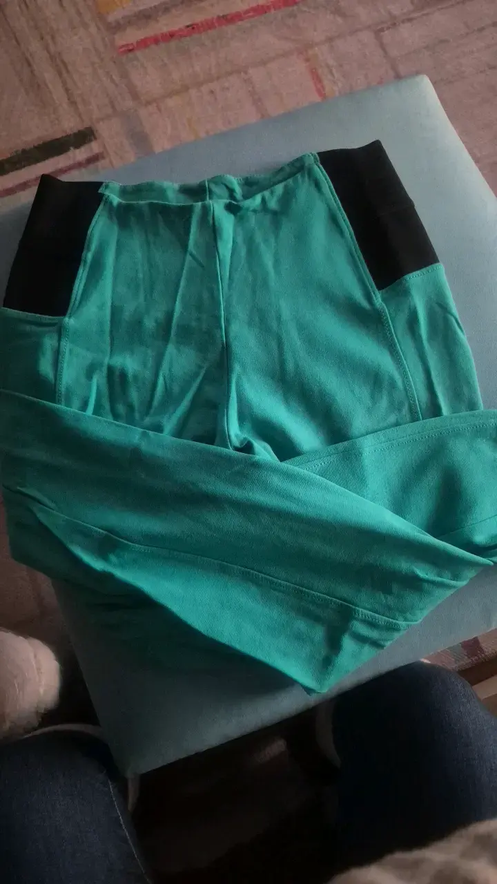 Pantalones deportivos turquesa con detalles negros - 1