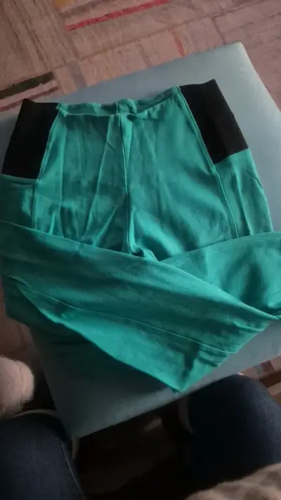 Pantalones deportivos turquesa con detalles negros - miniatura 1