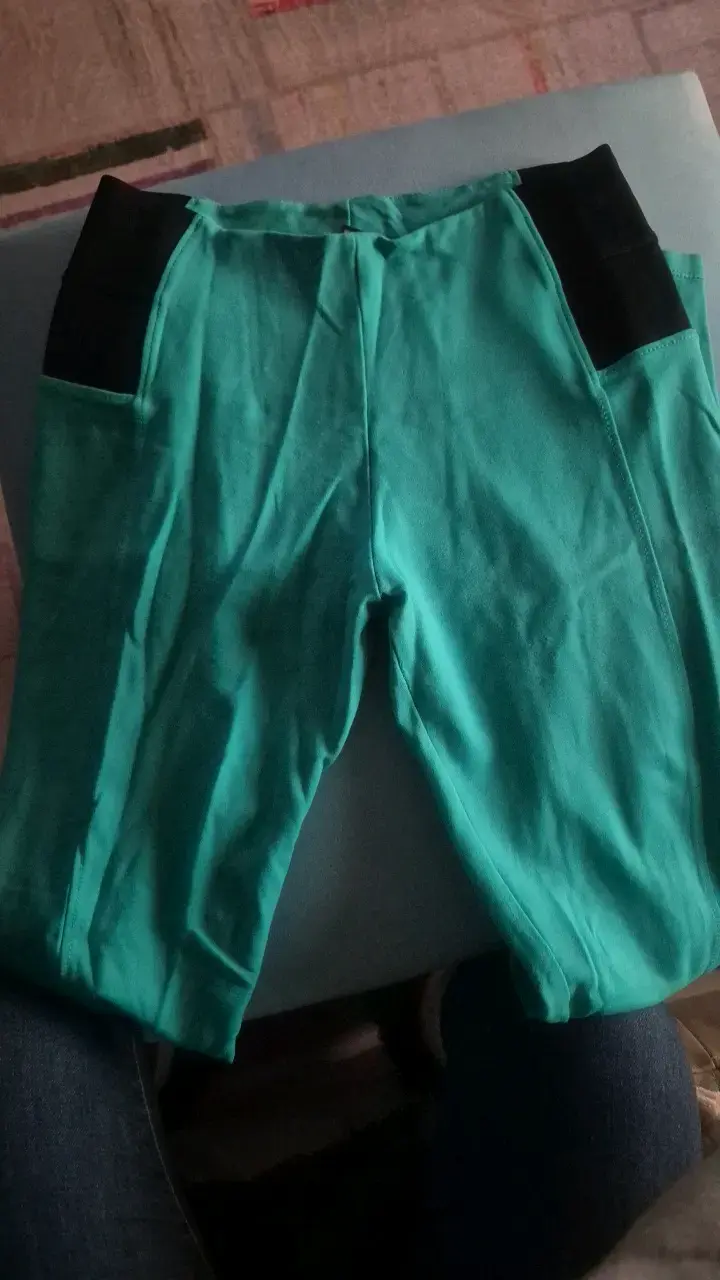 Pantalones deportivos turquesa con detalles negros - 3