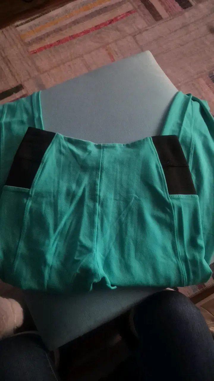 Pantalones deportivos turquesa con detalles negros - 4