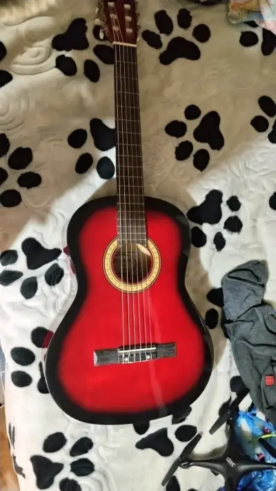 Guitarra clásica roja en buen estado - miniatura 1