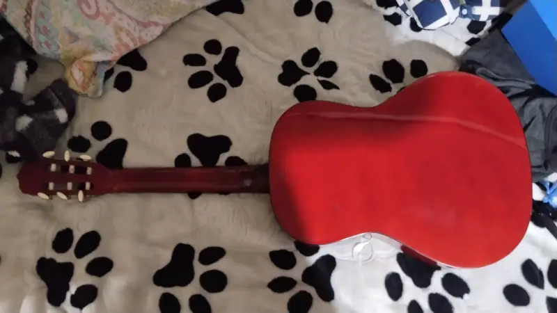 Guitarra clásica roja en buen estado - 3