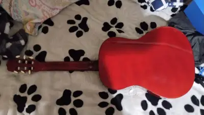 Guitarra clásica roja en buen estado - miniatura 3