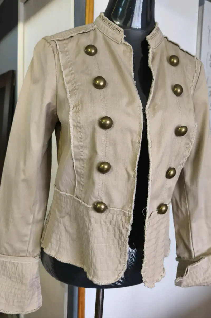 Chaqueta beige estilo militar con botones grandes