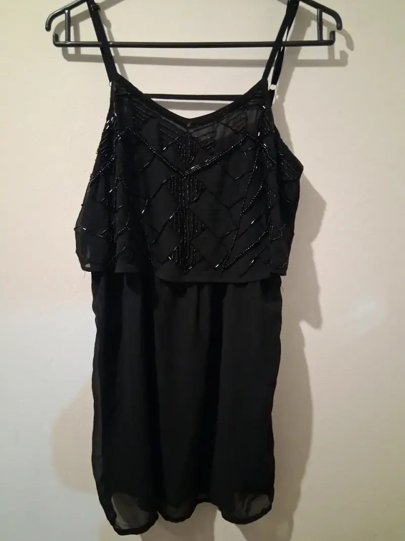 Vestido negro con detalles de lentejuelas