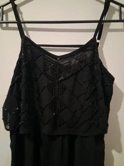 Vestido negro con detalles de lentejuelas - miniatura 2