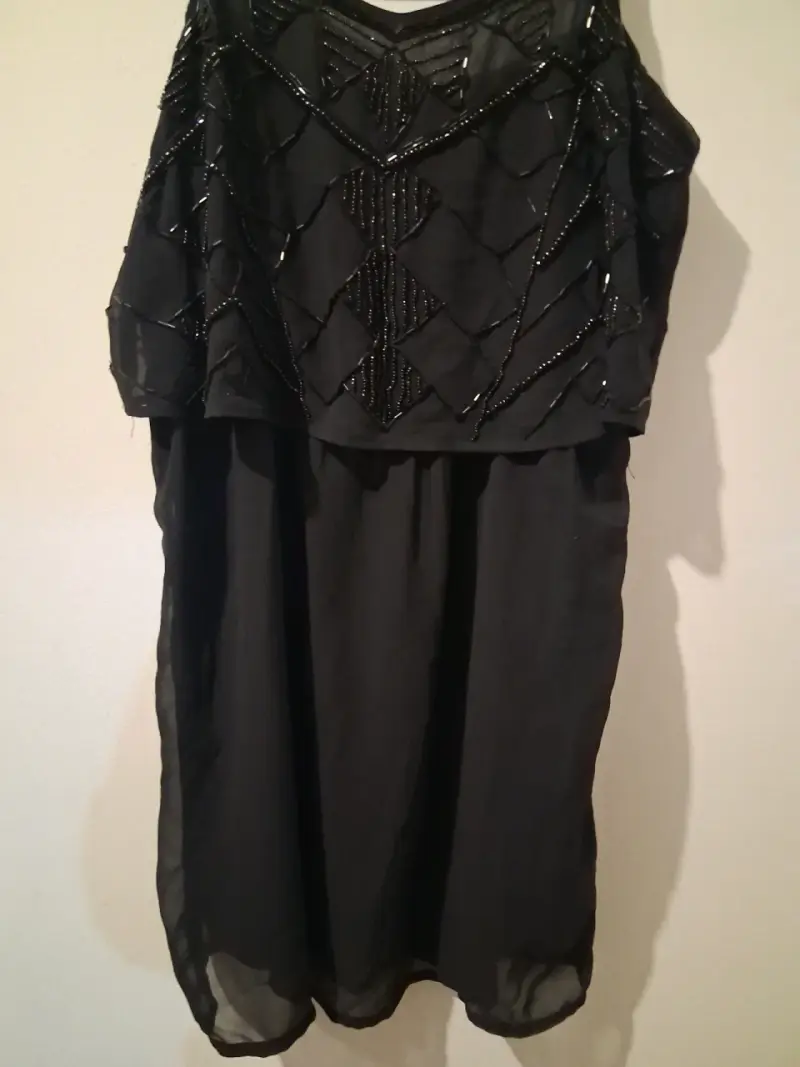 Vestido negro con detalles de lentejuelas - 3
