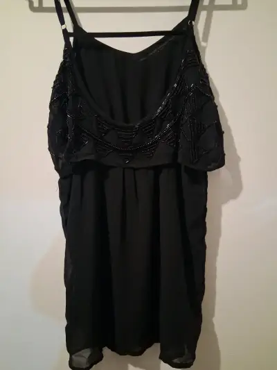 Vestido negro con detalles de lentejuelas - miniatura 4