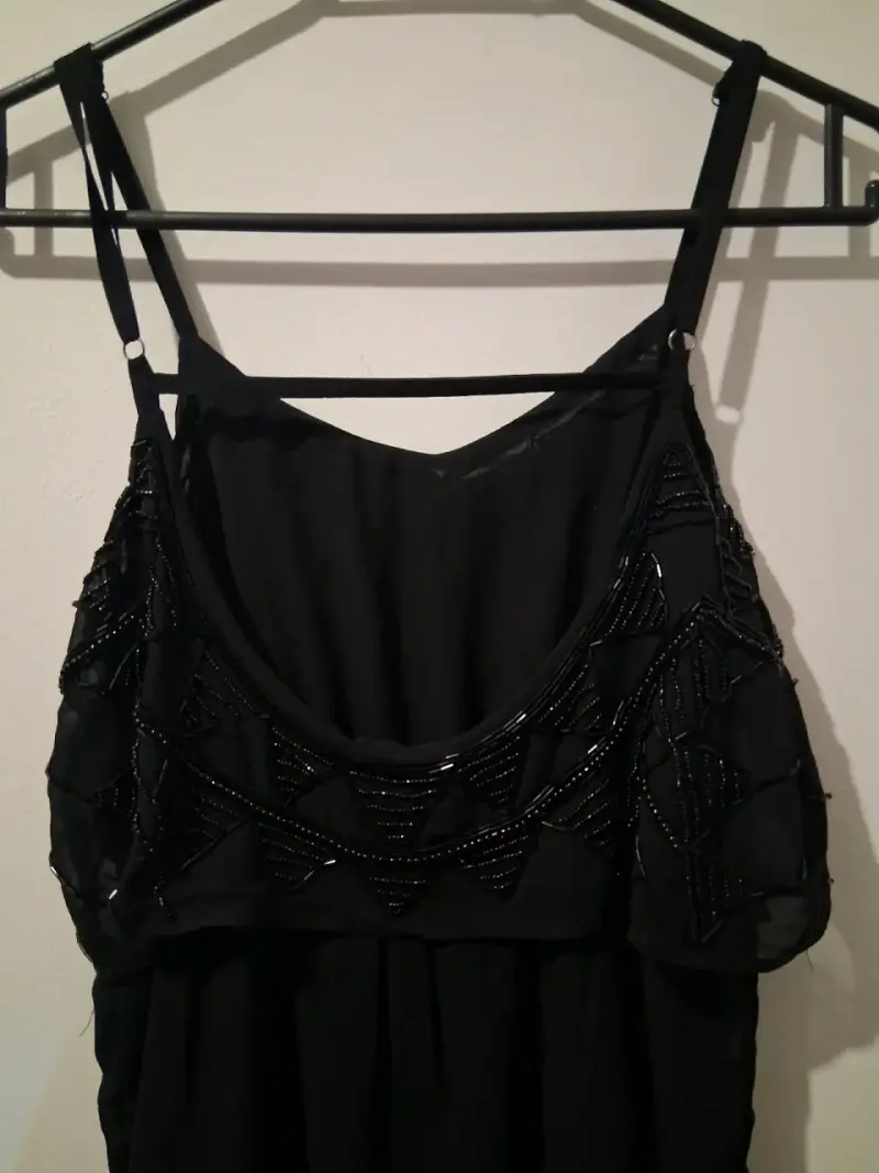 Vestido negro con detalles de lentejuelas - 5