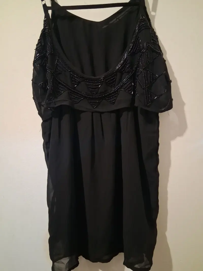 Vestido negro con detalles de lentejuelas - 6