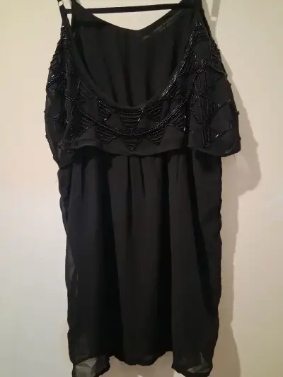 Vestido negro con detalles de lentejuelas - miniatura 6