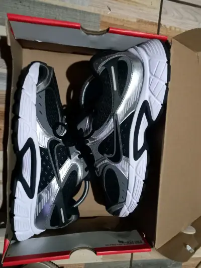 Zapatillas deportivas Nike negras y plateadas - miniatura 1