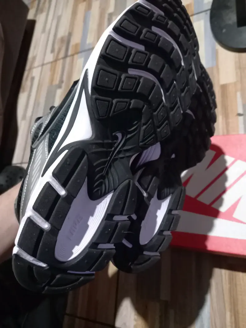 Zapatillas deportivas Nike negras y plateadas - 2