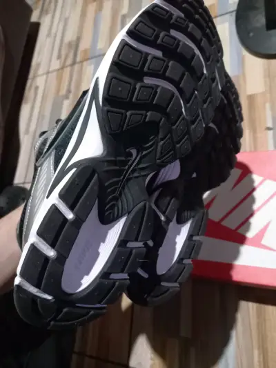 Zapatillas deportivas Nike negras y plateadas - miniatura 2