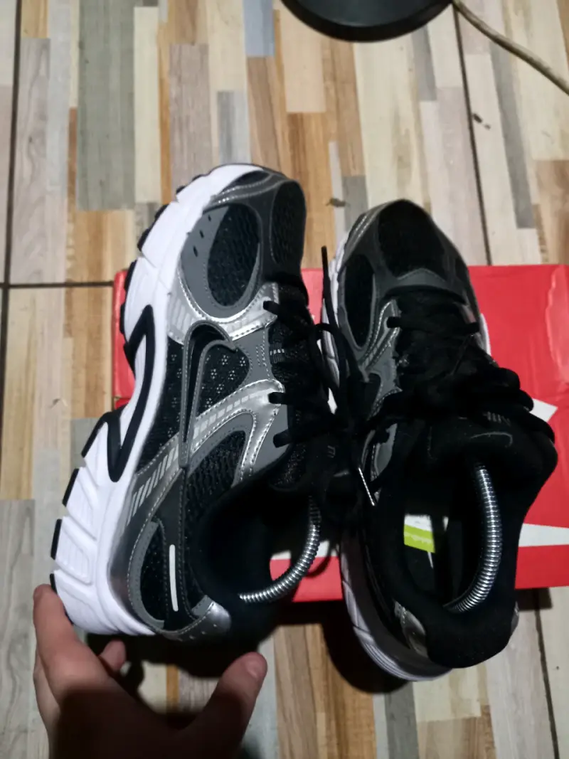 Zapatillas deportivas Nike negras y plateadas - 4
