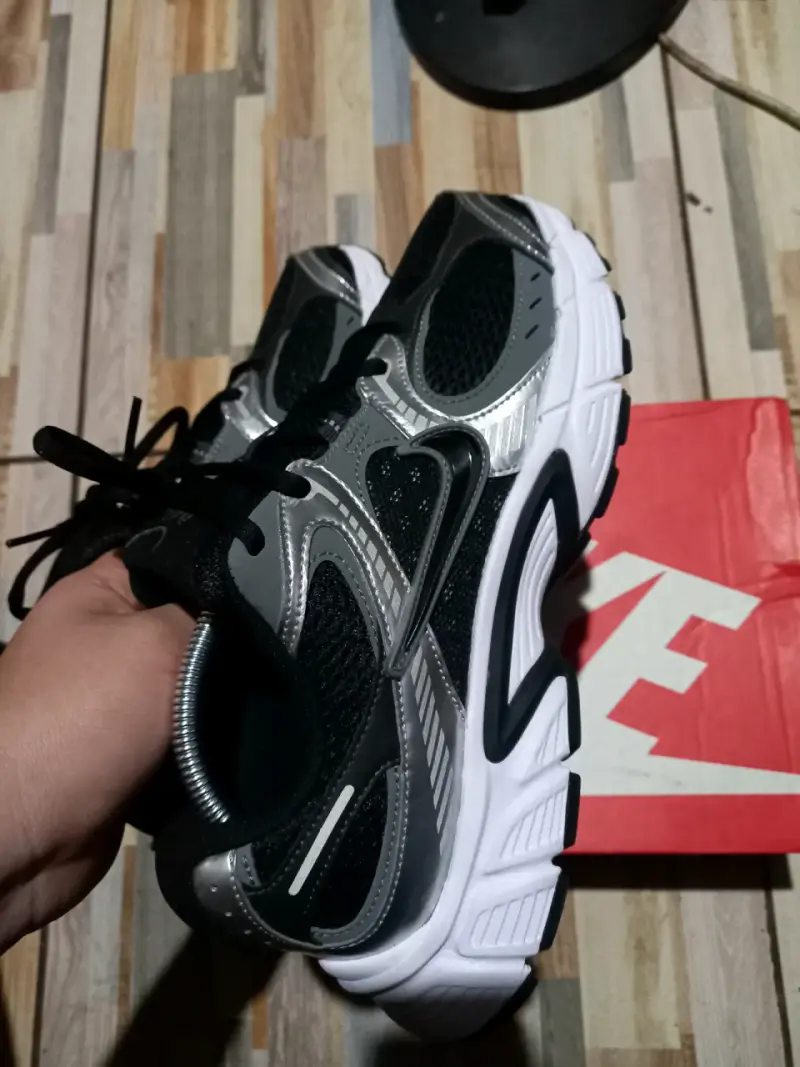 Zapatillas deportivas Nike negras y plateadas - 6