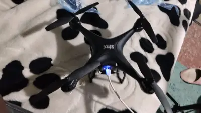Drone negro con luces LED y cámara (negociable) - miniatura 1