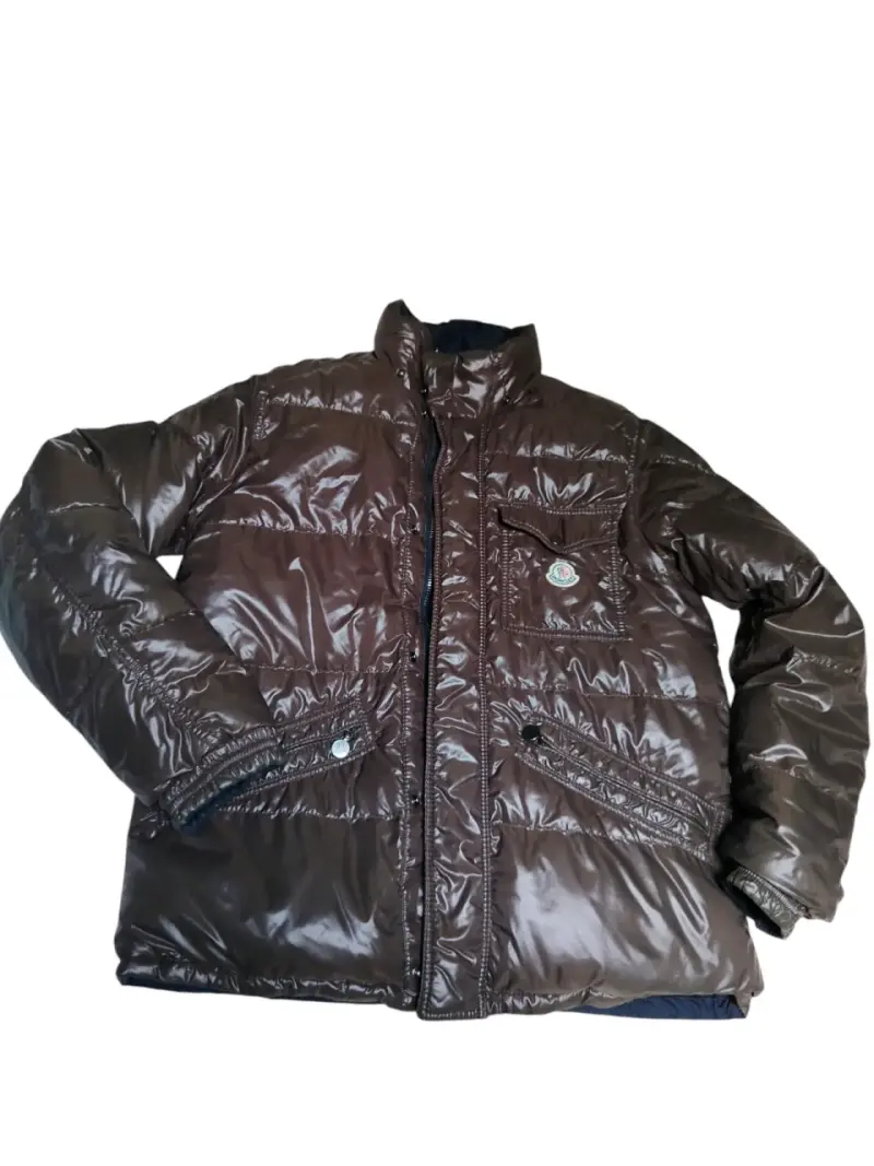 Chaqueta de plumas reversible marrón y negra - 1