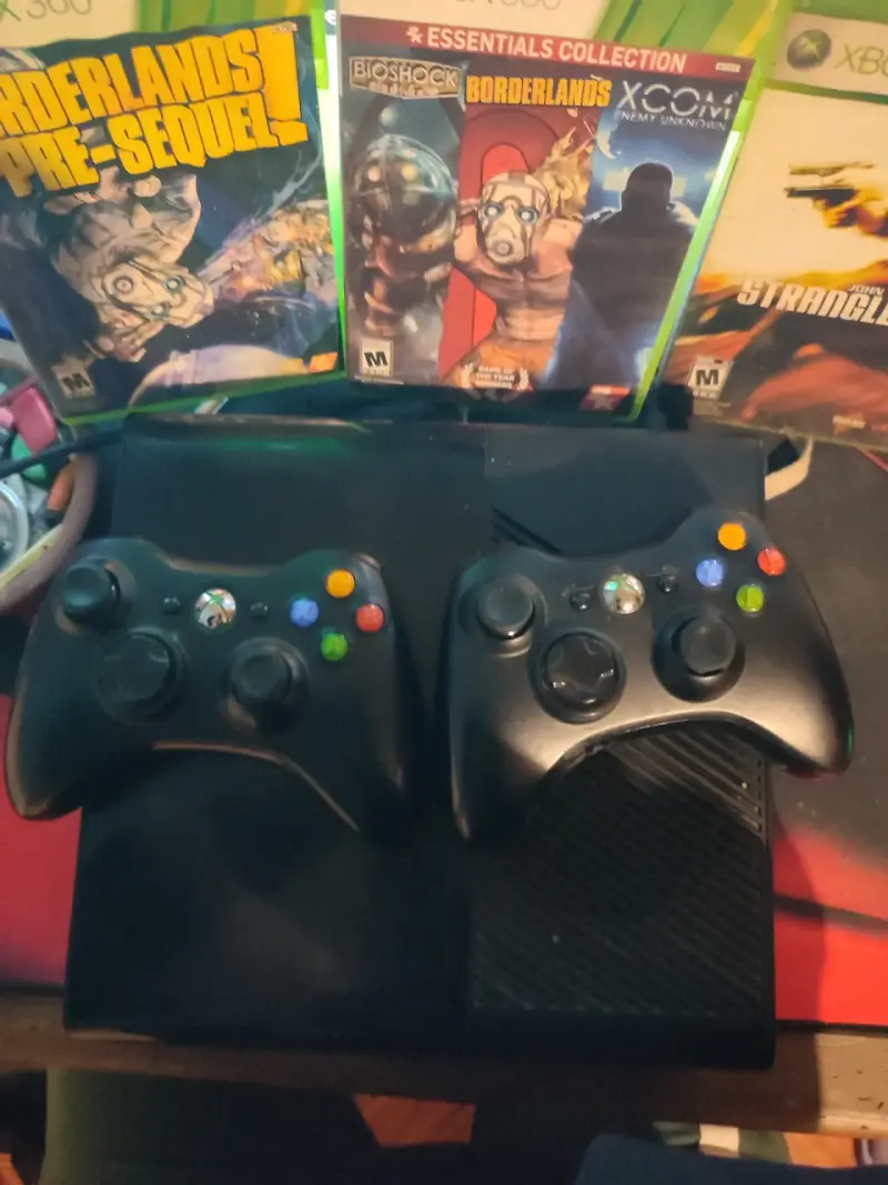 Consola Xbox 360 con 2 controles y juegos - 1