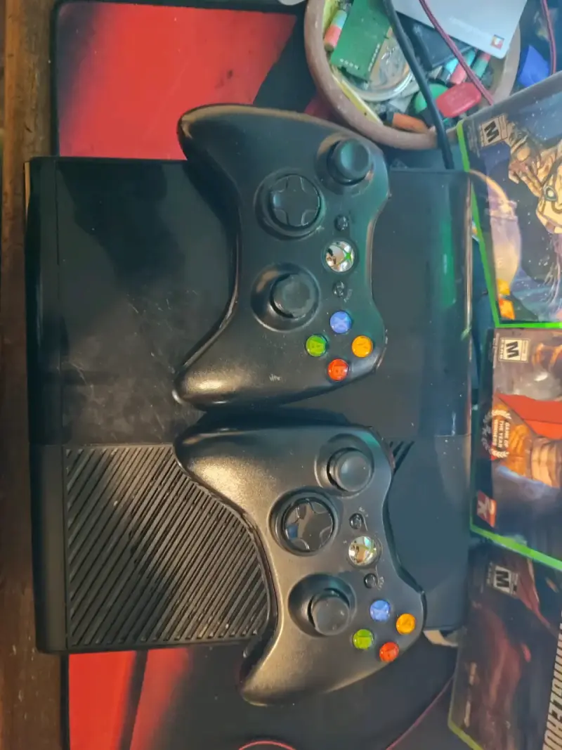 Consola Xbox 360 con 2 controles y juegos - 2