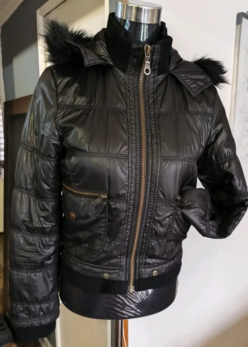 Chaqueta acolchada negra con capucha de piel sintética