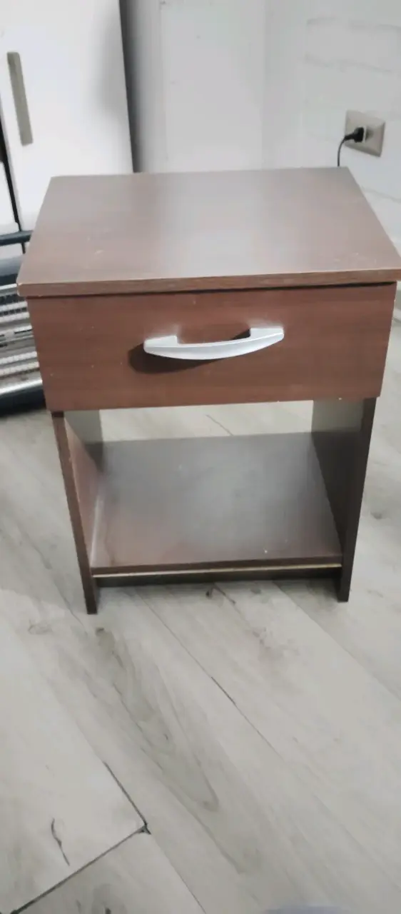 Mesa de noche de madera con cajón - 1