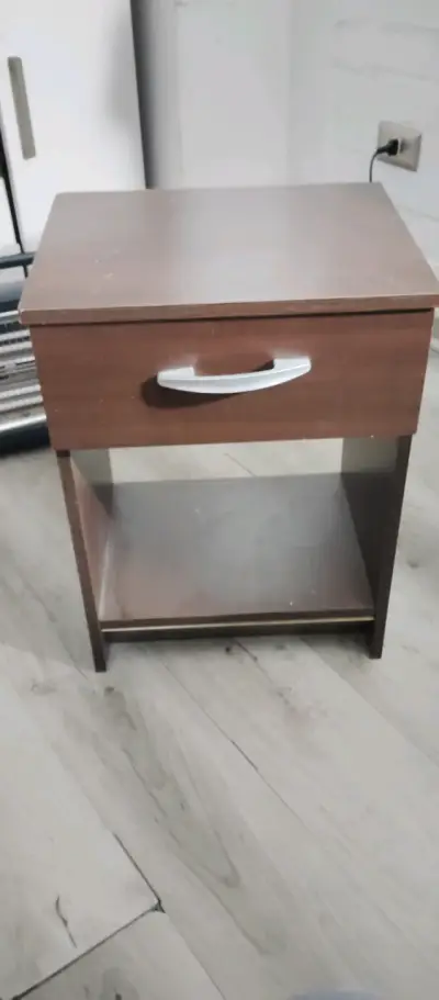 Mesa de noche de madera con cajón - miniatura 1