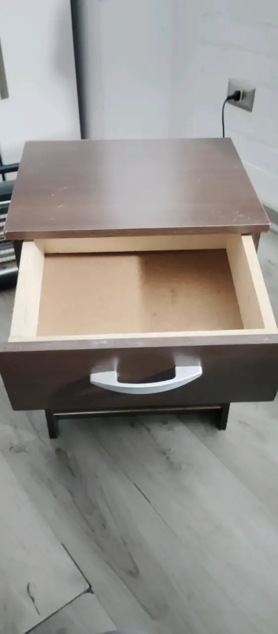 Mesa de noche de madera con cajón - 2
