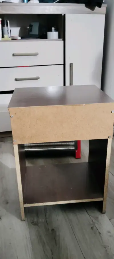 Mesa de noche de madera con cajón - miniatura 4