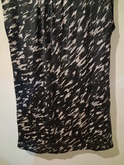 Vestido sin mangas estampado blanco y negro - miniatura 3