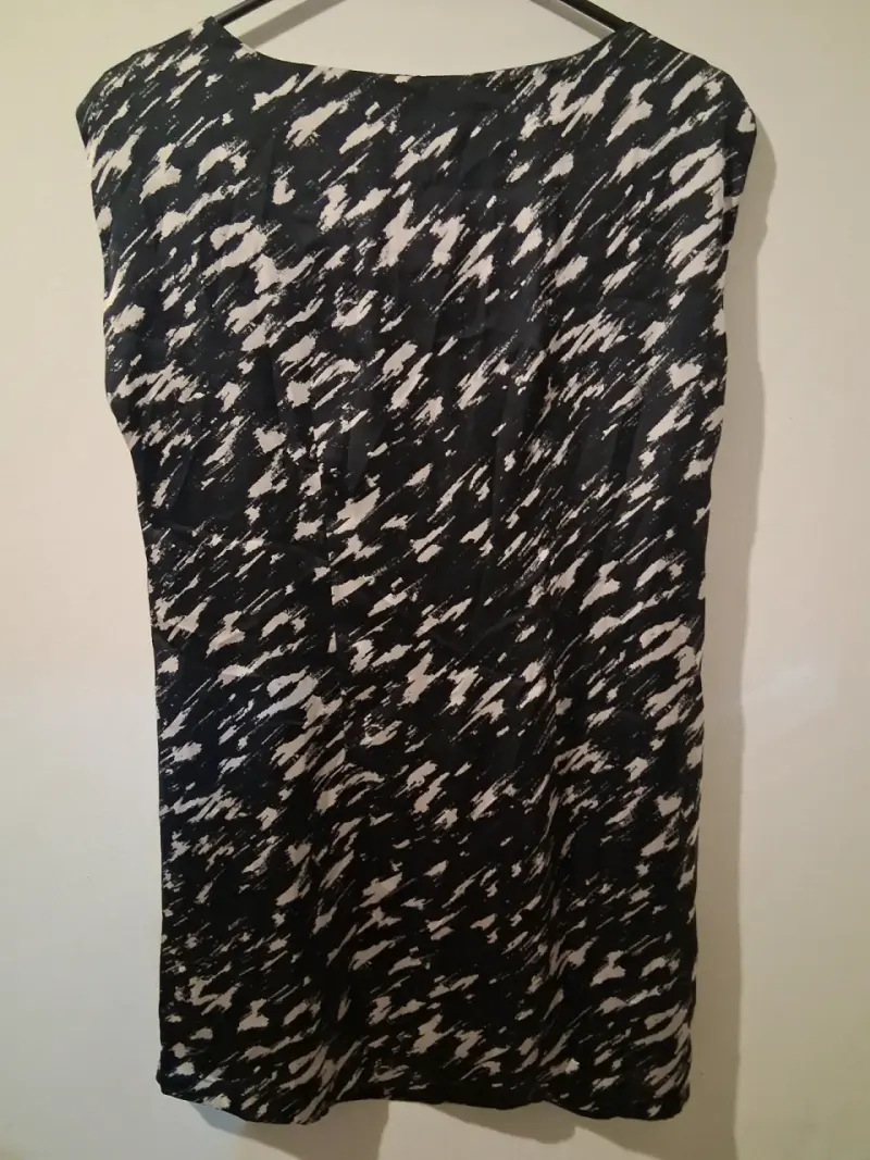 Vestido sin mangas estampado blanco y negro - 5
