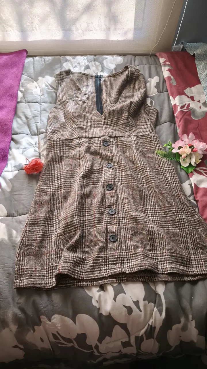 Vestido de cuadros con botones frontales