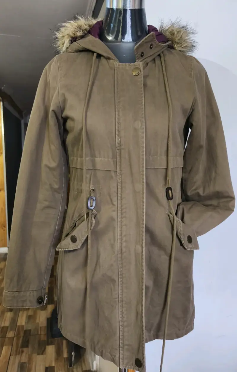 Parka de mujer con capucha y forro de piel sintética