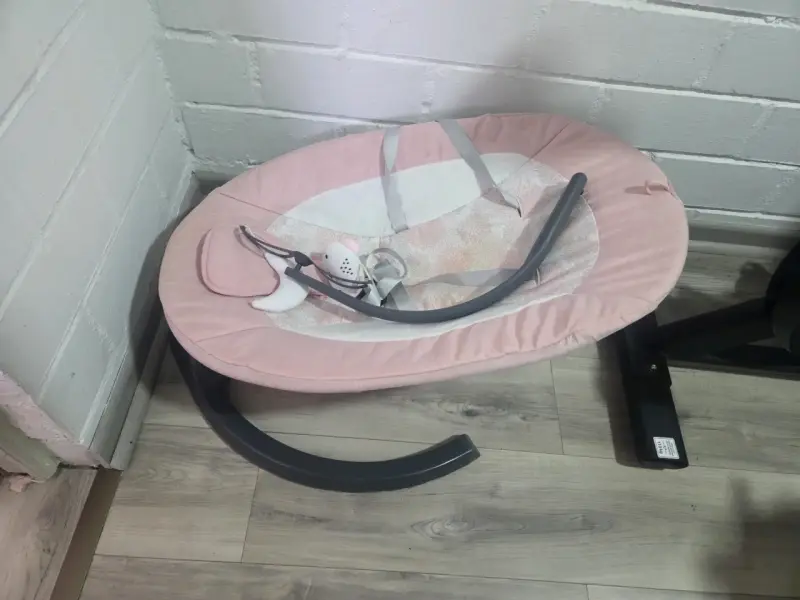 Silla mecedora para bebé rosada - 2