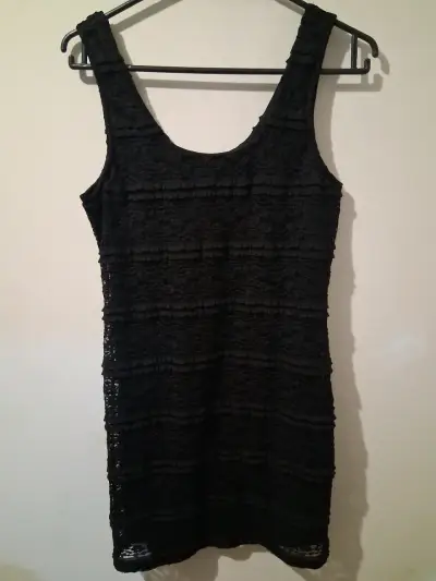 Vestido negro de encaje elegante - miniatura 1
