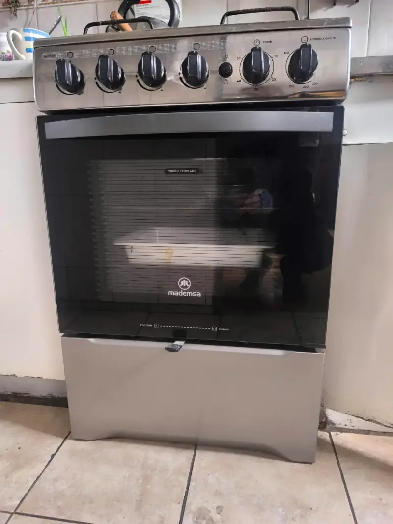 Cocina a gas Mademsa con horno y 4 quemadores - 1