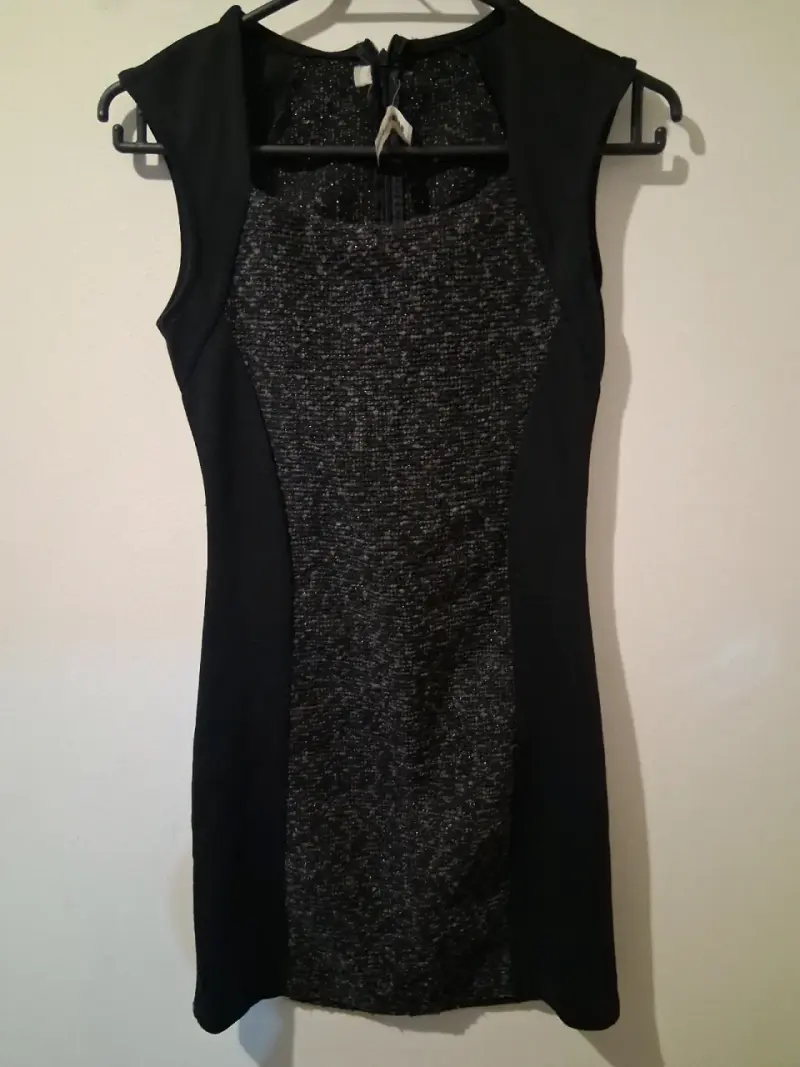 Vestido ajustado negro y gris con diseño elegante - 1
