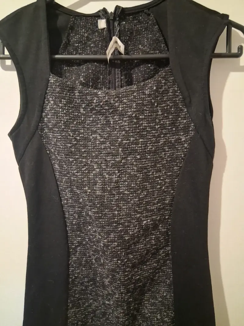 Vestido ajustado negro y gris con diseño elegante - 2