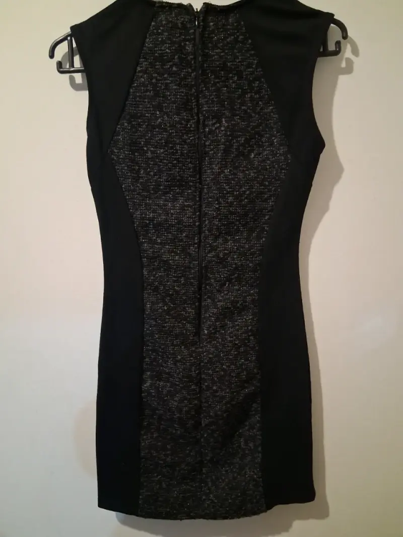 Vestido ajustado negro y gris con diseño elegante - 4