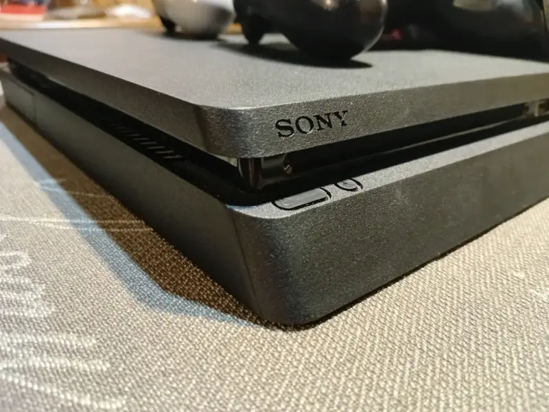 Consola PS4 con dos controles y juegos incluidos - 2